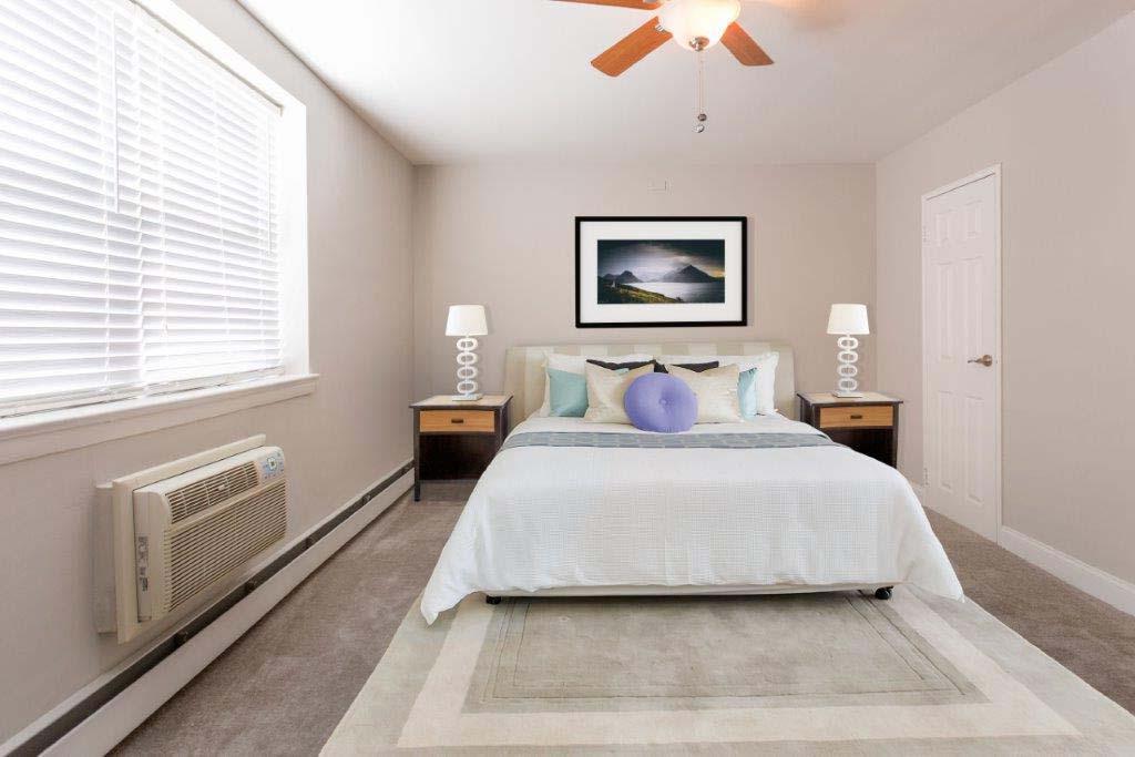 家具齐全的卧室，一个吊扇和开放的窗户在柳树弯bbin出租