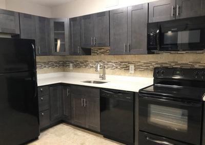 Kitchen with black appliances at The 公园在威斯敏斯特 apartments for rent in Warrington, PA