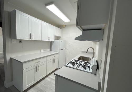 学术界套房现代厨房与灰色地板
