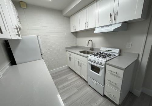 学术界套房现代厨房与灰色地板