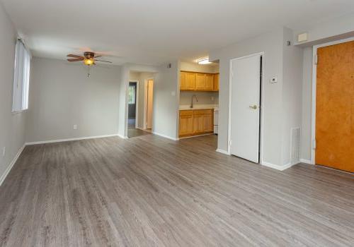 客厅铺着棕色硬木地板