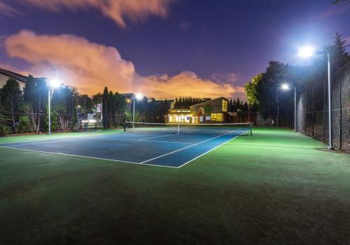 夜间室外网球场