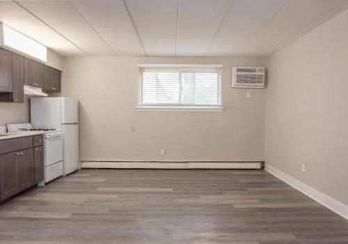 厨房和客厅铺着棕色地板