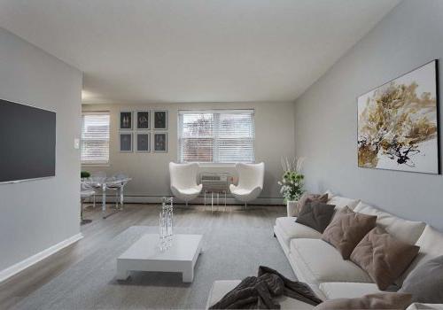 浅色的客厅，米色的沙发和棕褐色的枕头. White coffee table and vintage chairs.