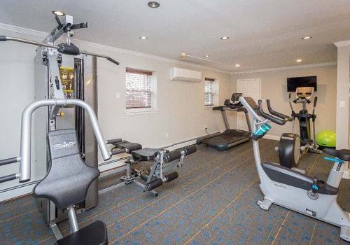 Fitness center with exercise equipment at Rosedale法院 apartments for rent in 阿宾顿, PA